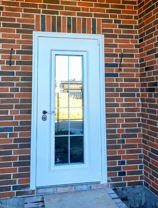 Белая дверь со стеклом в частный дом